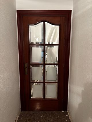 Conjunto de puertas de madera y vidrio