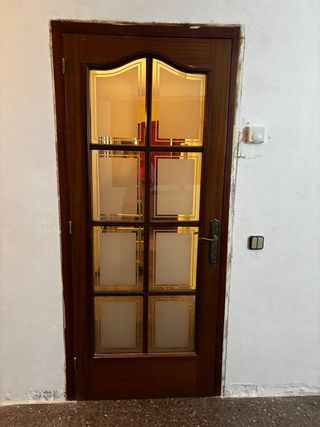 Conjunto de puertas de madera y vidrio