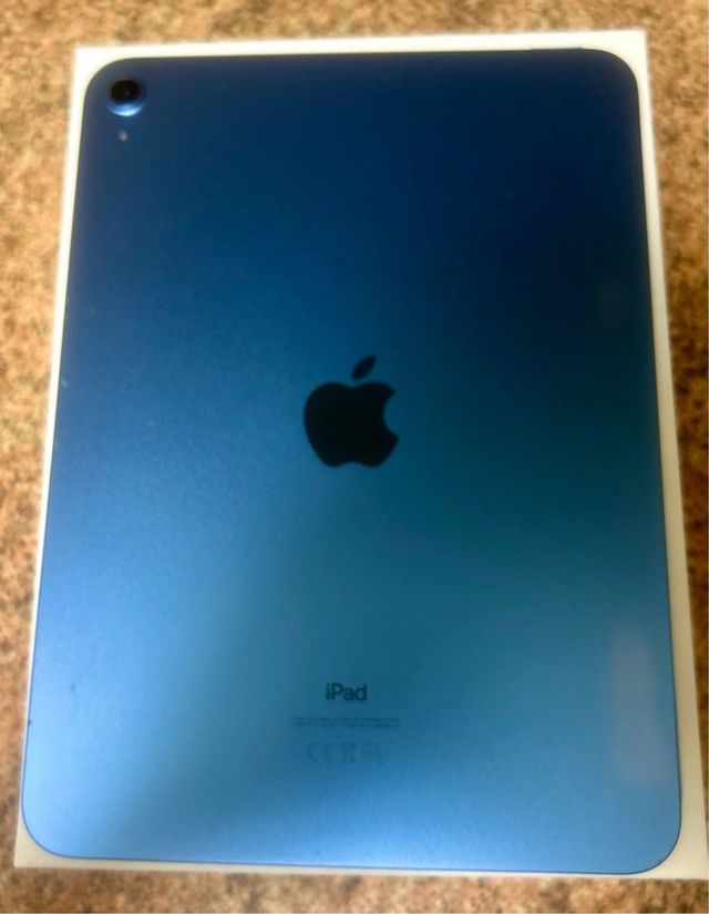 iPad 10ª Gen 64GB con Funda y teclado no original 