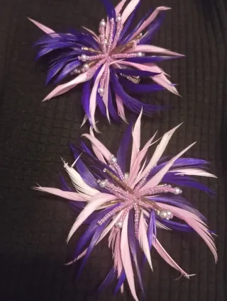 Tocado pelo  de plumas y abalorios y broche