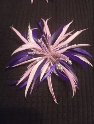 Tocado pelo  de plumas y abalorios y broche