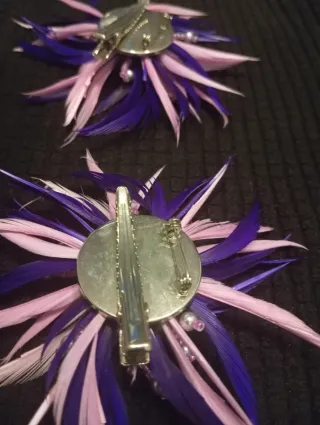 Tocado pelo  de plumas y abalorios y broche