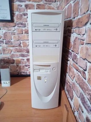 PC Torre Beige Retro
