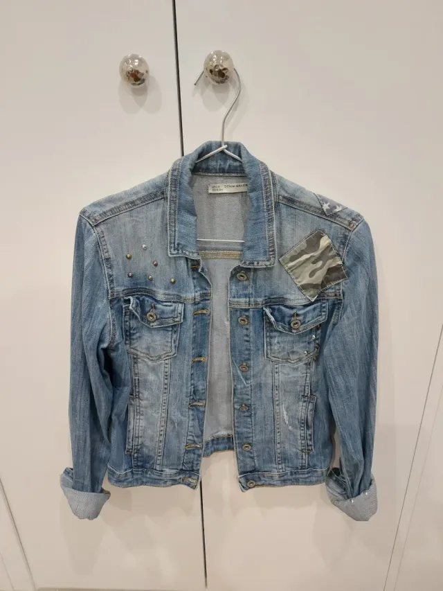 Cazadora vaquera con parches y tachuelas