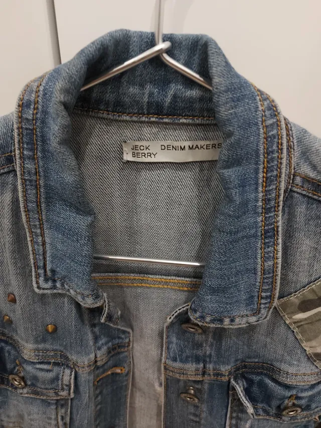 Cazadora vaquera con parches y tachuelas