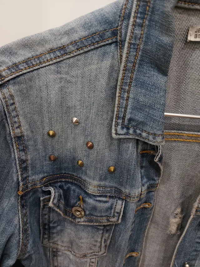 Cazadora vaquera con parches y tachuelas