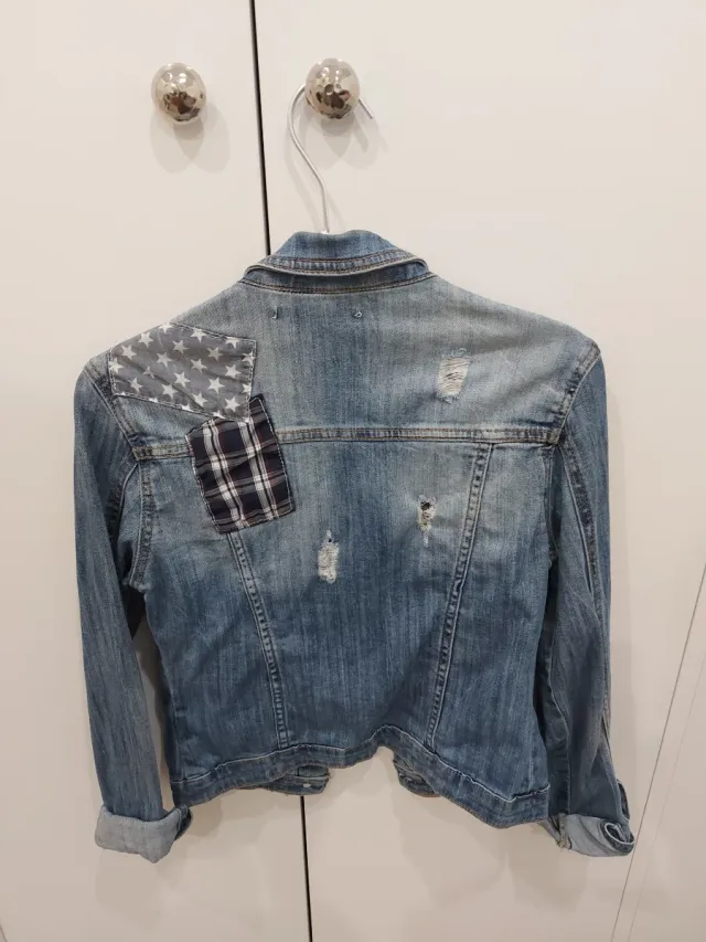 Cazadora vaquera con parches y tachuelas