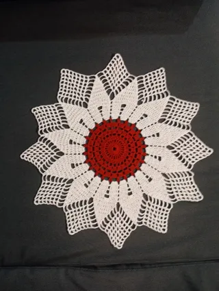 Centrino uncinetto fiore rosso bianco