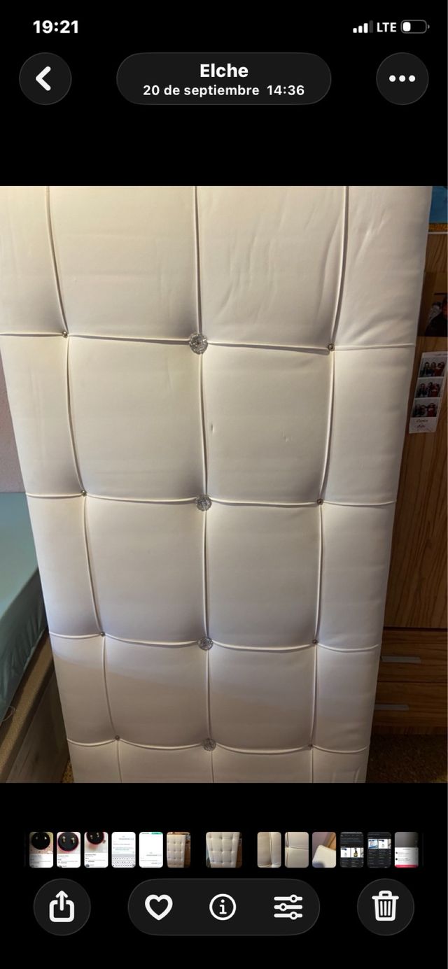 Cabezal de cama blanco con piedras