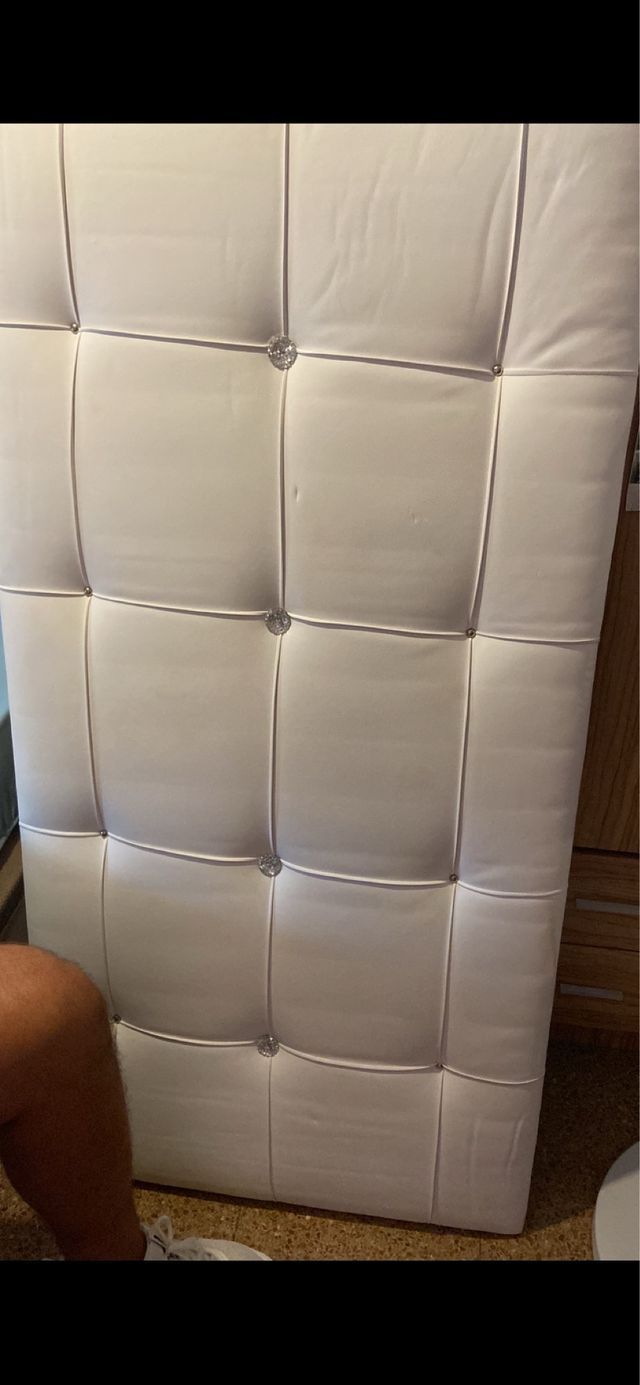Cabezal de cama blanco con piedras