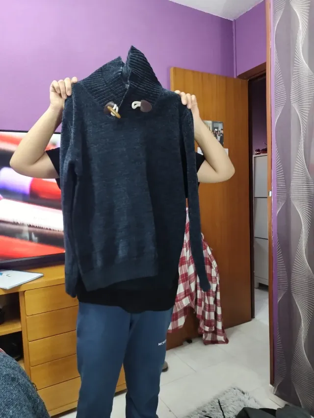 Jersey azul y gris con botones