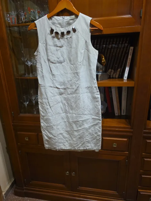 Vestido beige con pedrería