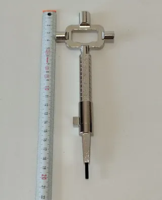 Llave de obra multiusos universal