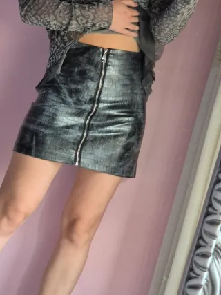 Gonna corta effetto pelle con zip