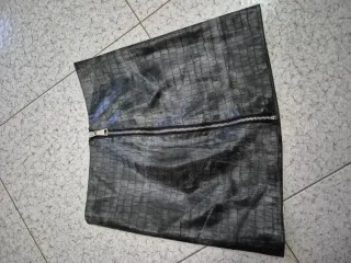 Gonna corta effetto pelle con zip