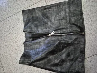 Gonna corta effetto pelle con zip