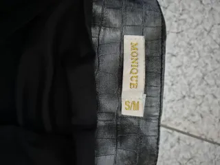 Gonna corta effetto pelle con zip