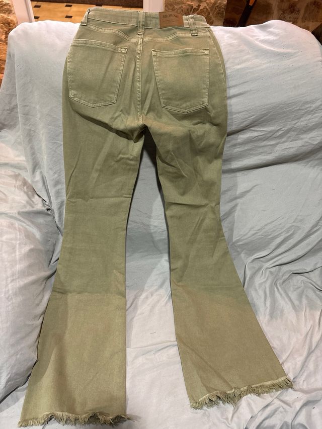 Pantalones campana verde oliva con botones