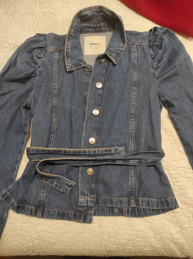 Cazadora vaquera ONLY azul con cinturón