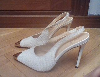 Zapatos tacón blancos dorados