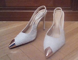 Zapatos tacón blancos dorados