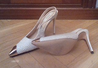 Zapatos tacón blancos dorados