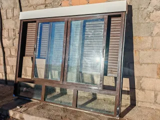3 ventanas marrones