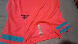 Camiseta tirantes Adidas rosa y turquesa