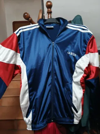 Giacca Adidas blu e rossa