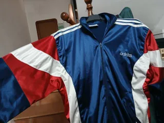 Giacca Adidas blu e rossa