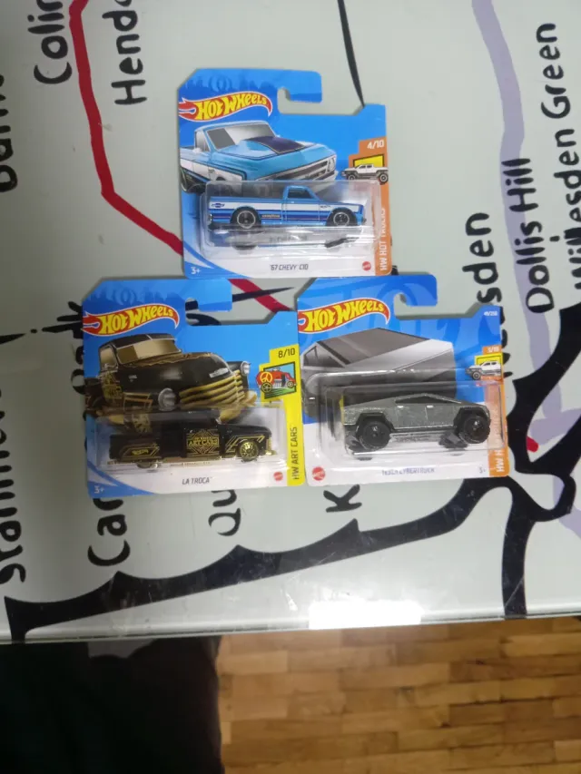 Lote 3 Hot Wheels: Camionetas y Tesla