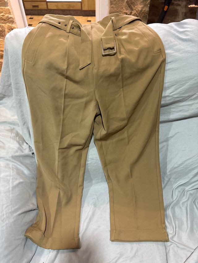 Pantalón beige con cinturón