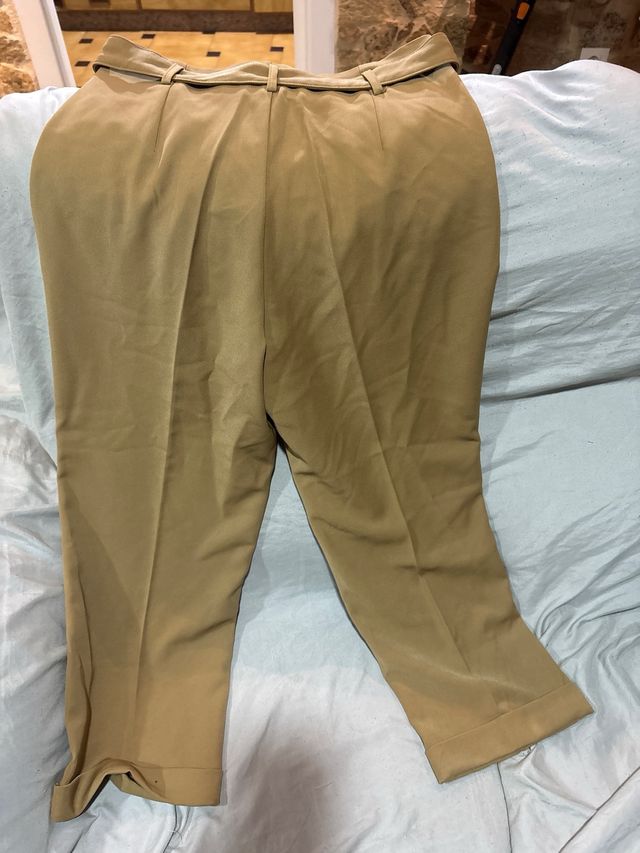 Pantalón beige con cinturón