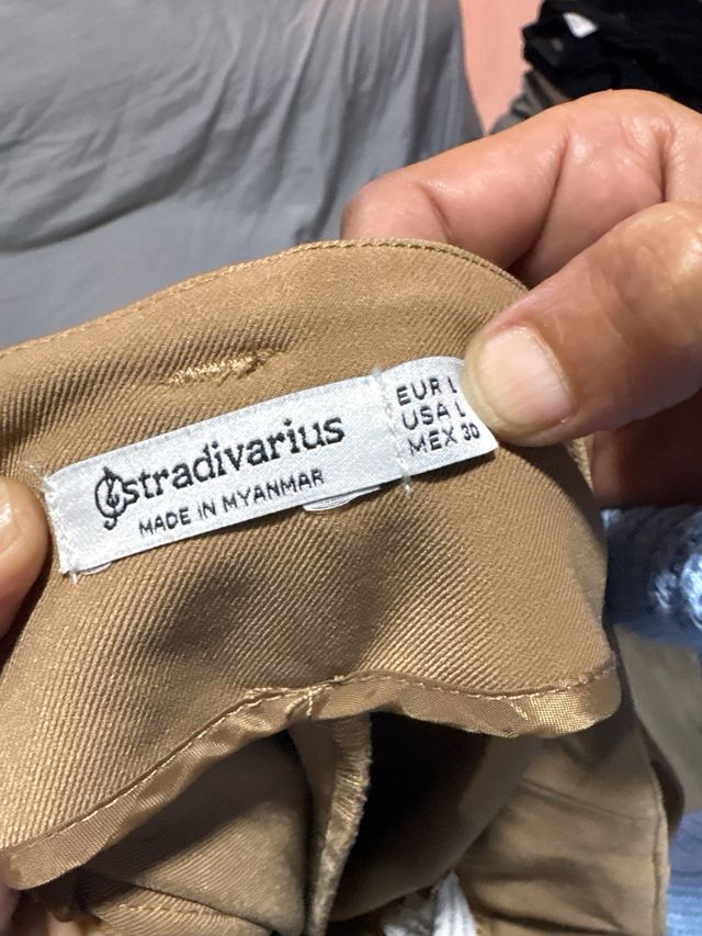 Pantalón beige con cinturón