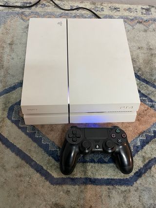 PS4 (PlayStation 4) Blanca + Mando Negro