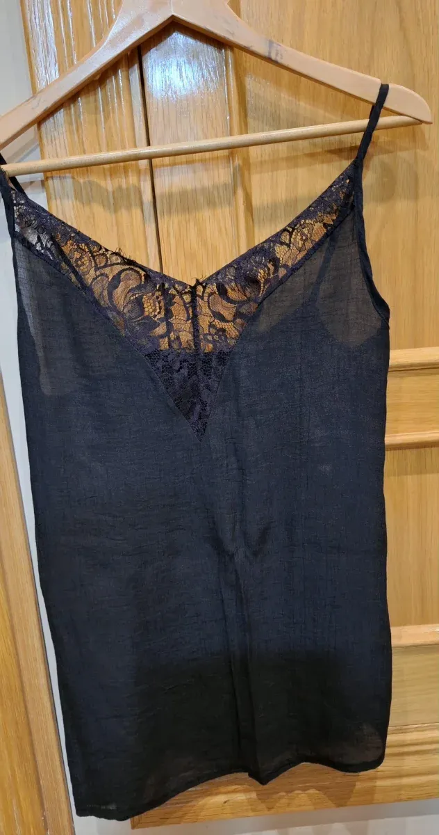 Top lencero negro con encaje