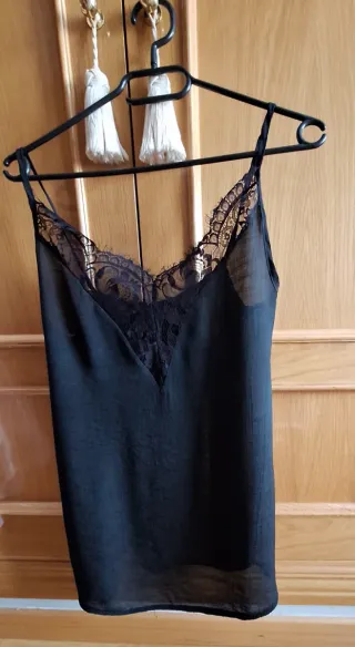 Top lencero negro con encaje
