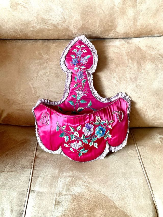 Cesta bordada de satén rosa