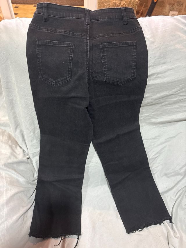Pantalones vaqueros negros desgastados