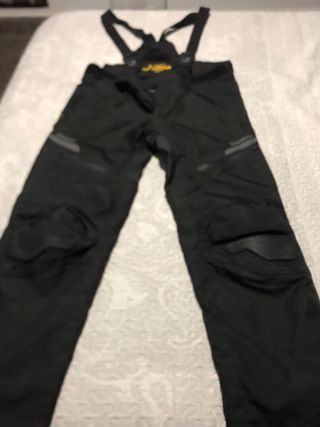 Conjunto completo chaqueta, pantalón, botas, casco