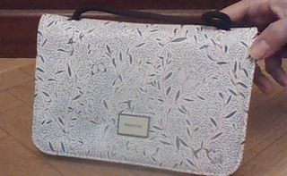 Bolso monedero blanco con flores