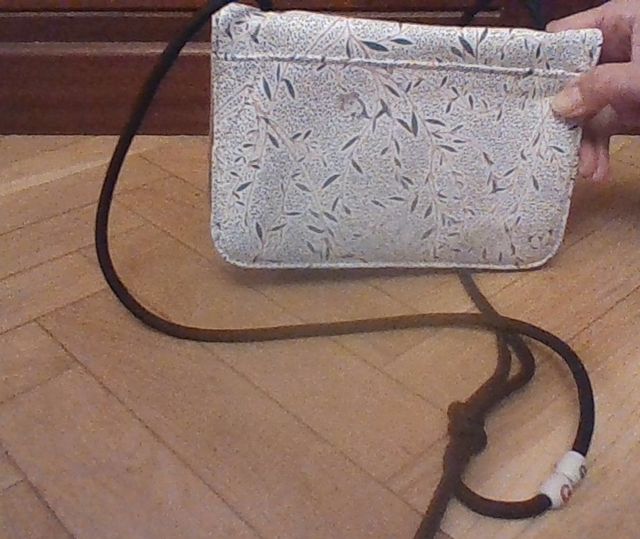 Bolso monedero blanco con flores