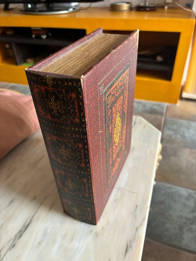 Libro con caja decorada