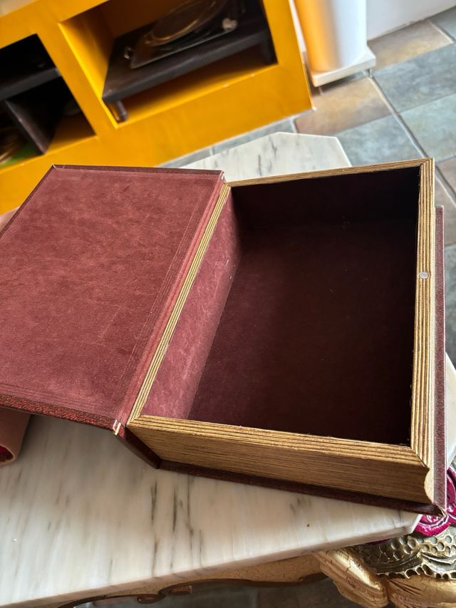 Libro con caja decorada