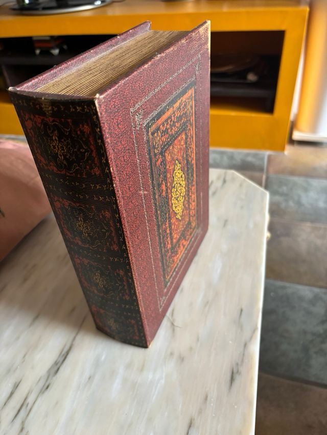 Libro con caja decorada