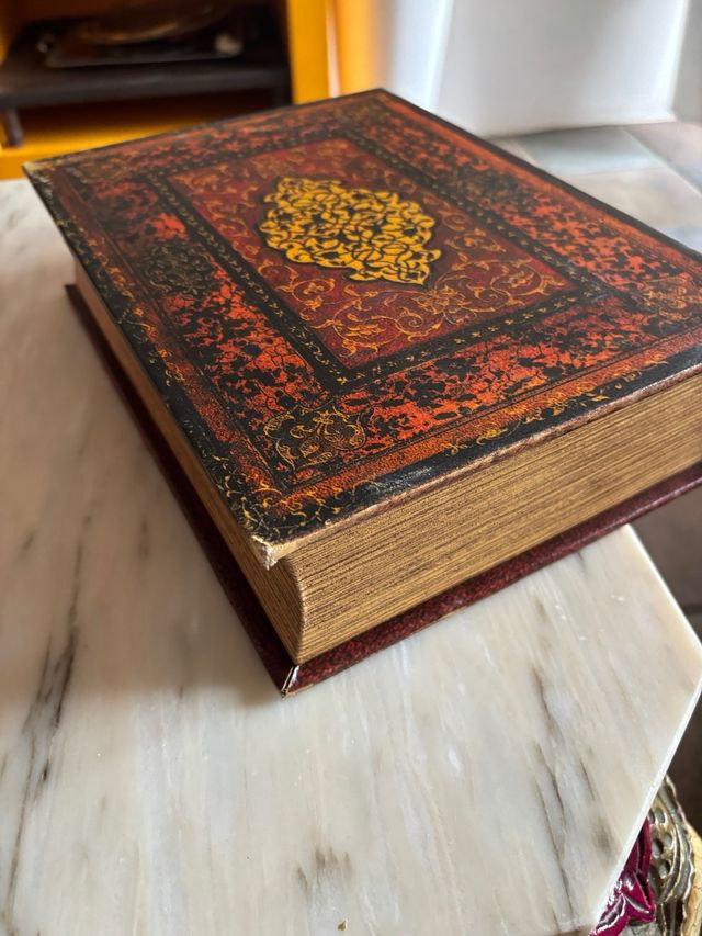 Libro con caja decorada