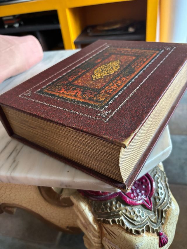 Libro con caja decorada