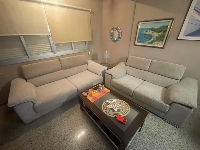 Sofá 3+2 plazas, Hay un reposa cabeza que está mal