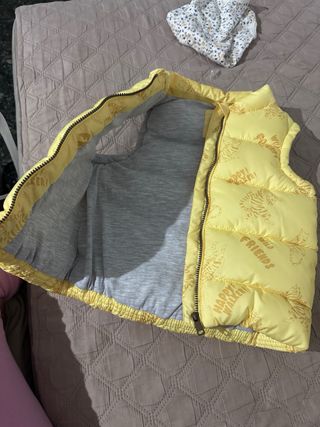 Chaleco amarillo estampado