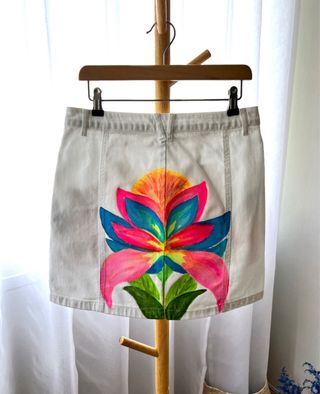 Falda mini intervenida pintada a mano